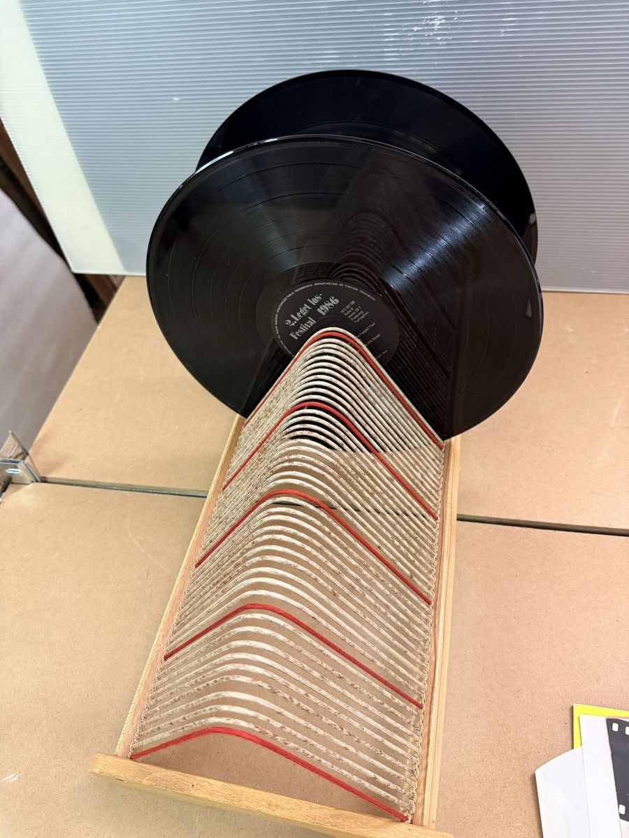 Supporti per strumenti musicali & leggii: Schallplattenständer, 1960er – Usato da Solothurn venduto da NUVICO 5