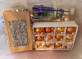Weihnachtsschmuck und Baumständer