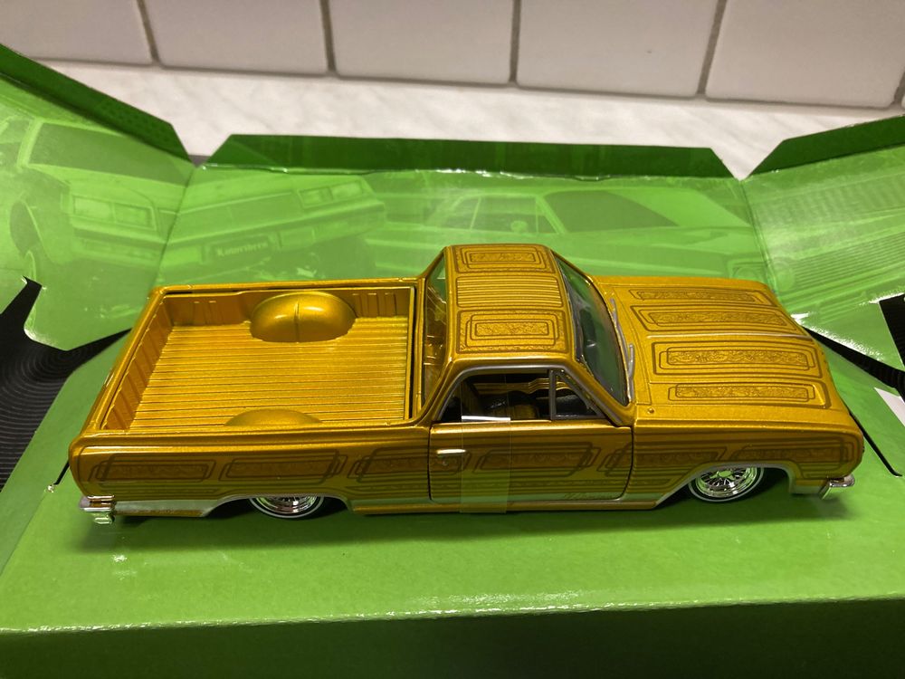 Johnny Lightning 1/64 Chevy El Camino 1965 Low Rider Avec