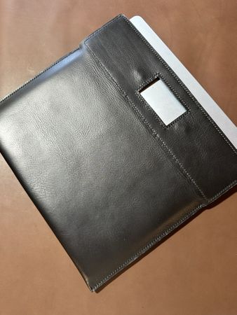 Handgefertigte Laptophülle aus Echtleder