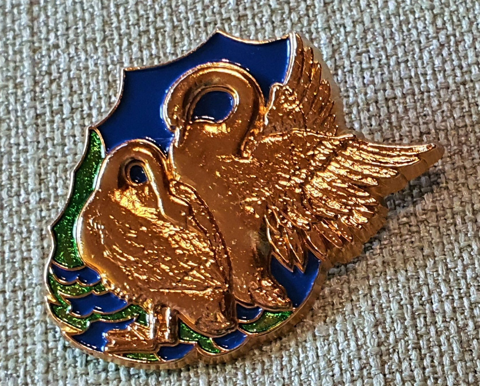 Placchette & Badge: I702  Kunst Pin Simone Erni - Les Cygnes – Usato da Reinach BL venduto da Boston-Verkauf