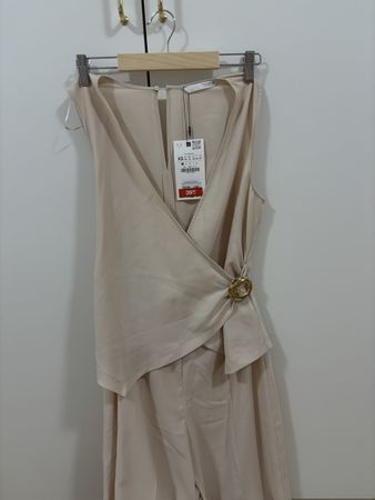 Jumpsuit Zara beige mit Zierschnalle Grösse XS/S neu 