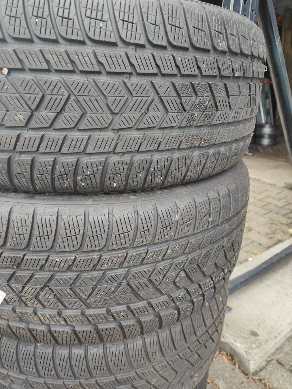 Pirelli Pneumatici & Ruote complete: Winterreifen 275/40 R22 – Usato da Oberengstringen venduto da Reifen-Lagerverkauf 4