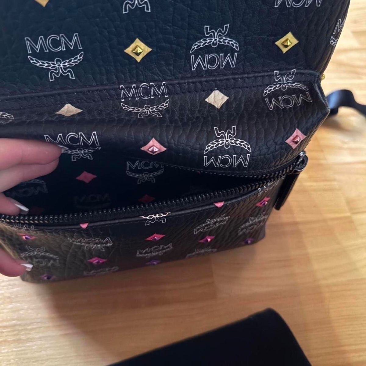 Mcm Zaini: MCM Stark Small Backpack Black Visetos Multicolor Studs RARE – Nuovo (secondo la descrizione) da Burgdorf venduto da jar_2ct5 3