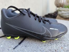 Nike Fussballschuh mit Noppen 