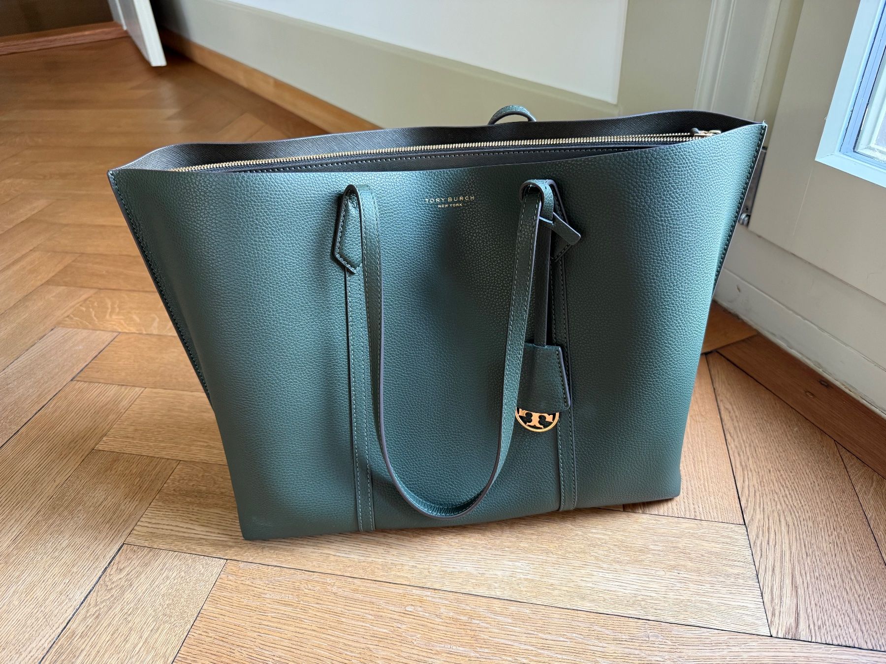 Tory Burch Taschen: Tory Burch, Perry Triple Compartment, Basil – Gebraucht aus Bern von JessyCarmen