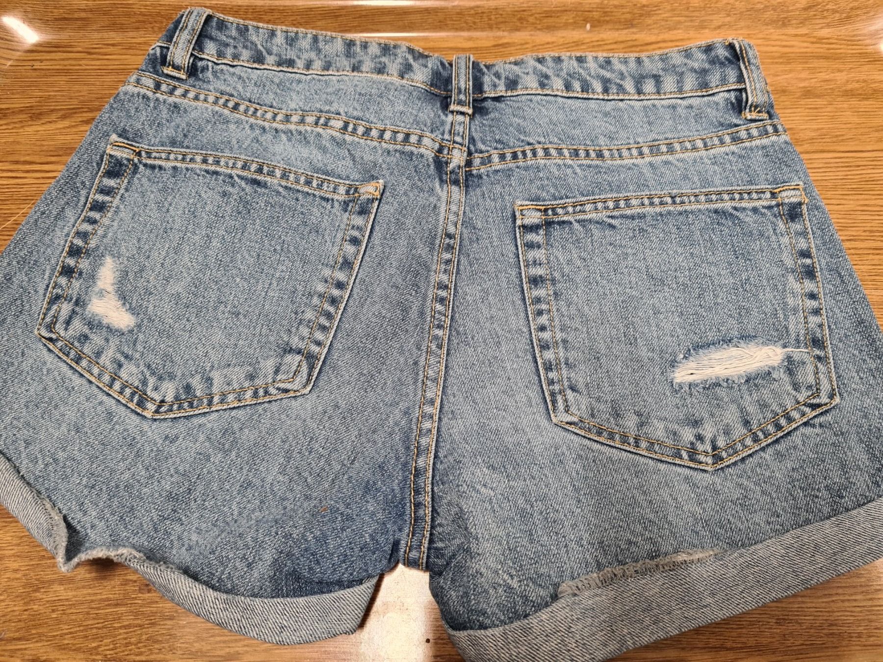 Pantaloni: Damen Jeans Shorts Gr.S – Usato da Amriswil venduto da used2use 1