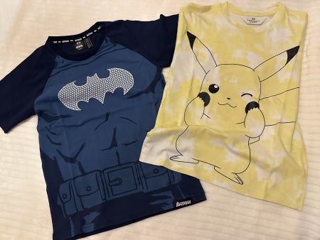 2x Jungen T-Shirts Gr.110/116 Batman, Pikachu