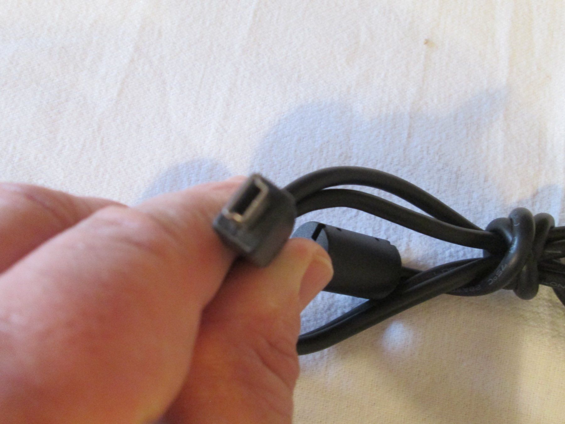 Cavi: Câble USB vers Mini USB (comme neuf) (246) – Usato da la Chaux-de-Fonds venduto da Lampe 1