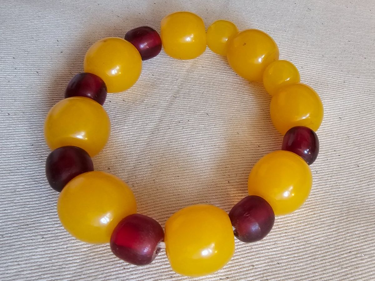 Bracciali & Braccialetti: gepresstes Bernstein Armband, elastisch mit XL Perlen Gr. L – Usato da Münchenbuchsee venduto da babilibern
