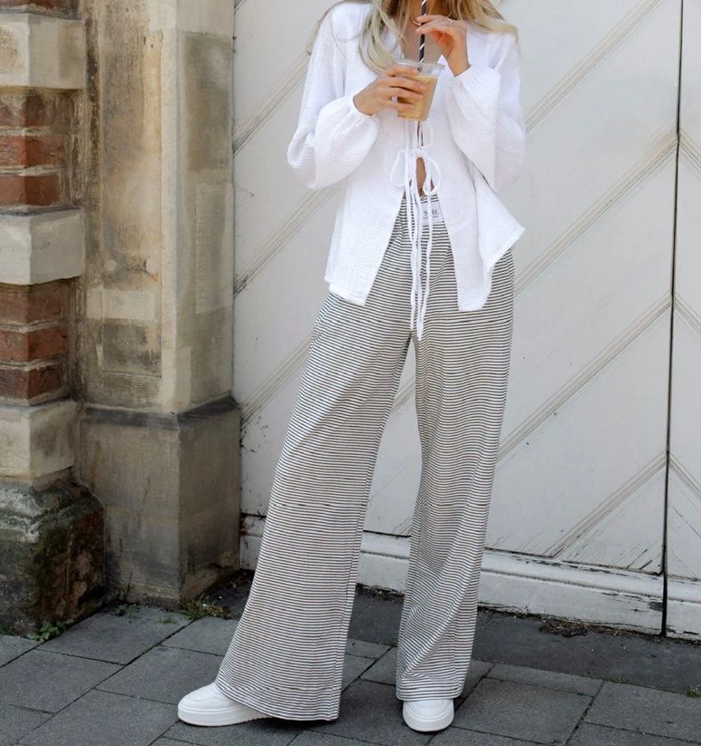 Pantalons: Stoffhose schwarz/weiss gesteift – Neuf (Voir description) à Triesen par dardaleni 1