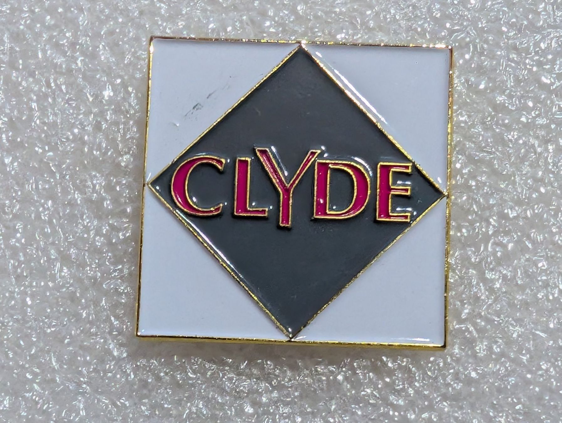 Placchette & Badge: Ansteckpin 257: Clyde  – Usato da Oppligen venduto da Pin-Fall-Shop
