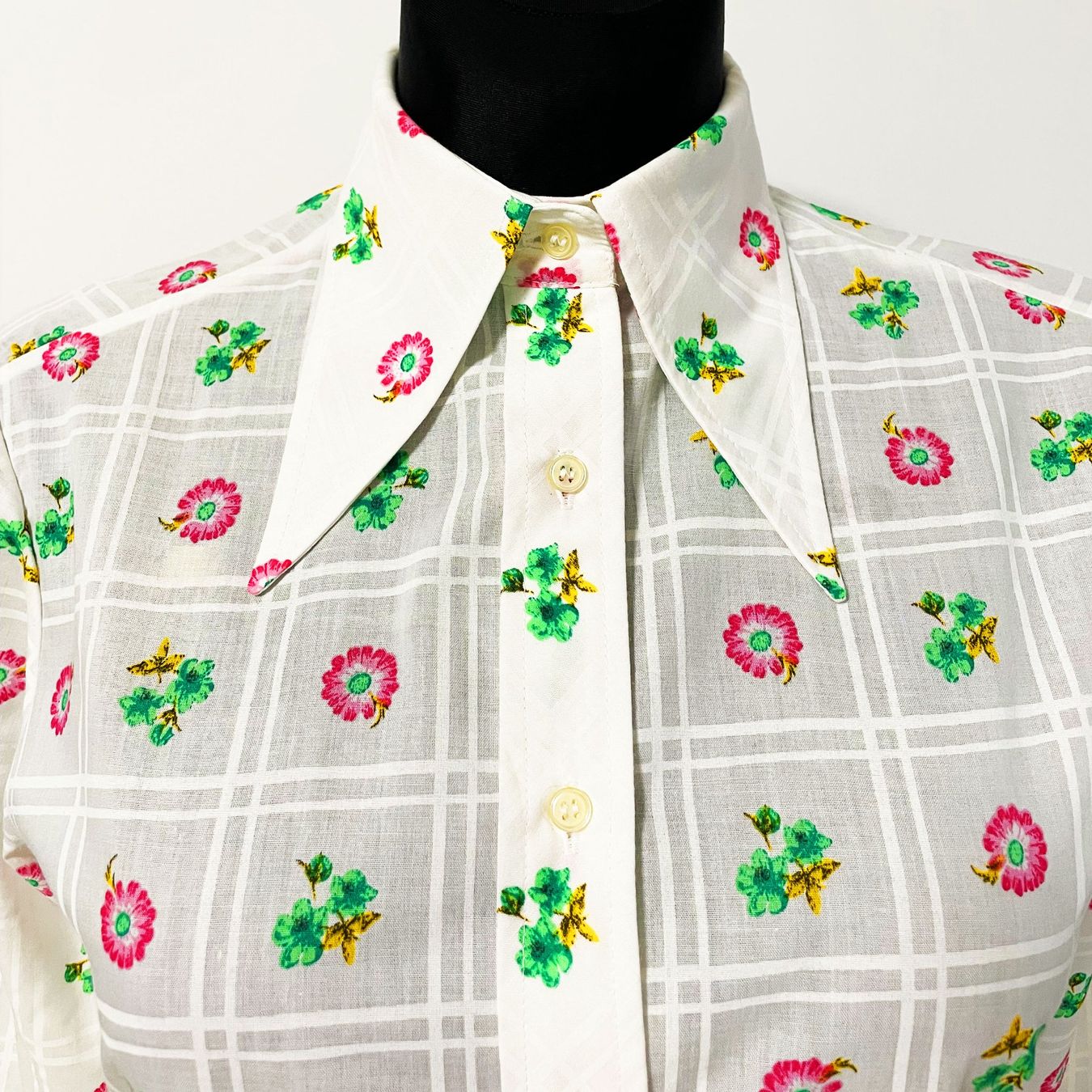 Camicette: Bluse weiss mit Blümchenmuster M/L VINTAGE 1970s – Nuovo (secondo la descrizione) da Brüttisellen venduto da Buxus 3