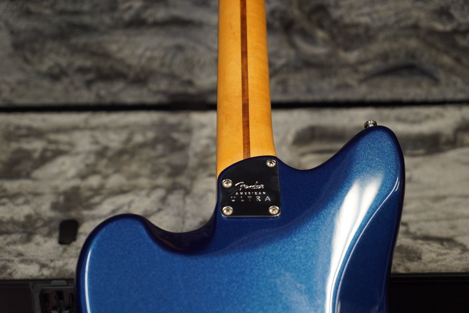 Fender Strumenti musicali: Fender American Ultra Jazzmaster - Maple Fingerboard - Cobra – Usato da Ortschwaben venduto da Musictrade 6