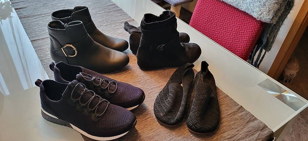 Scarpe da donna: Diverse Schuhe, Schuhensemble, Grösse 40 – Usato da Laupen BE venduto da Ursulam3635