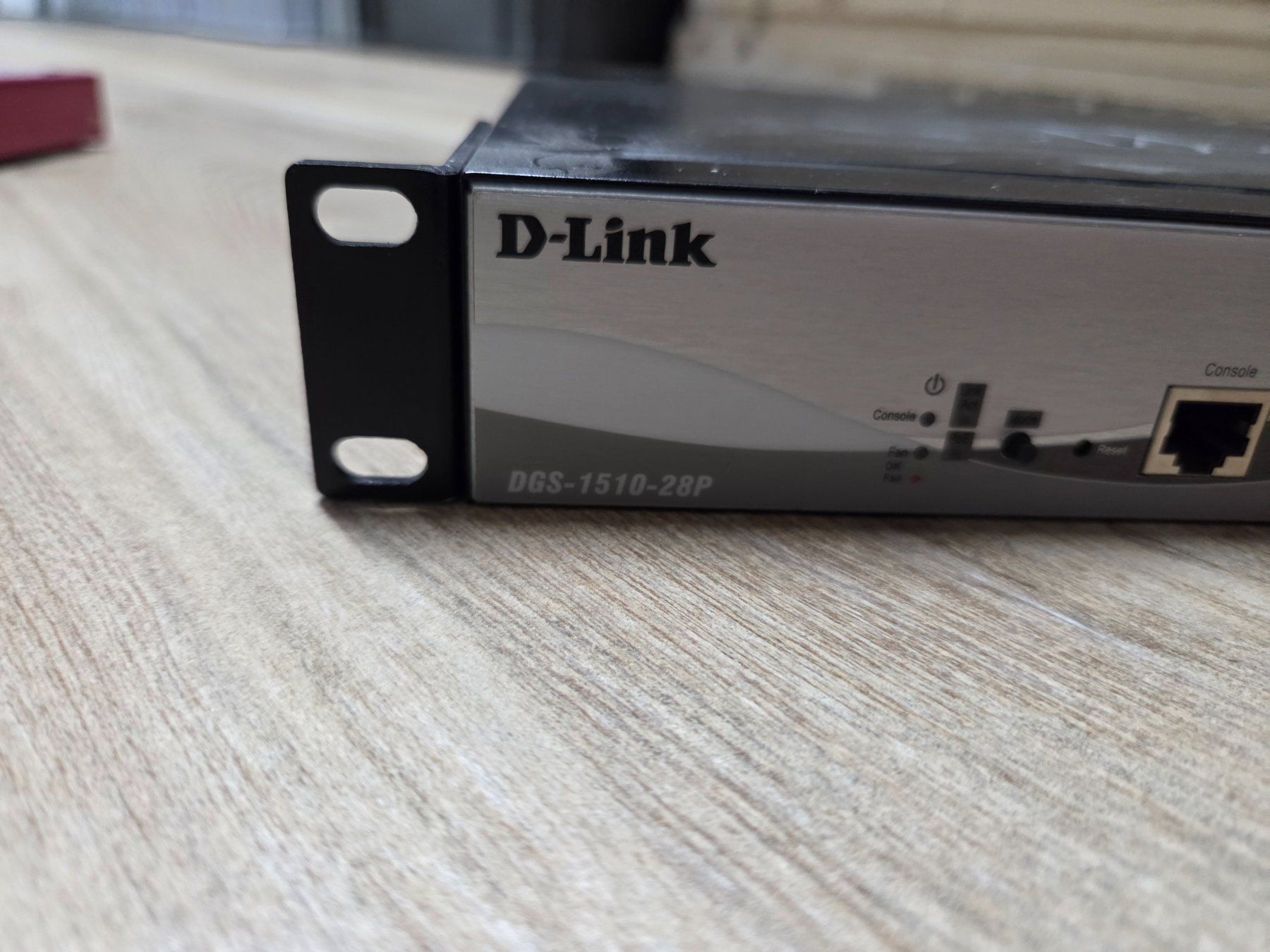 Dlink Hubs & Switches: D-Link PoE Switch DGS-1510-28P – D'occasion à Pompaples par Djplaya 1