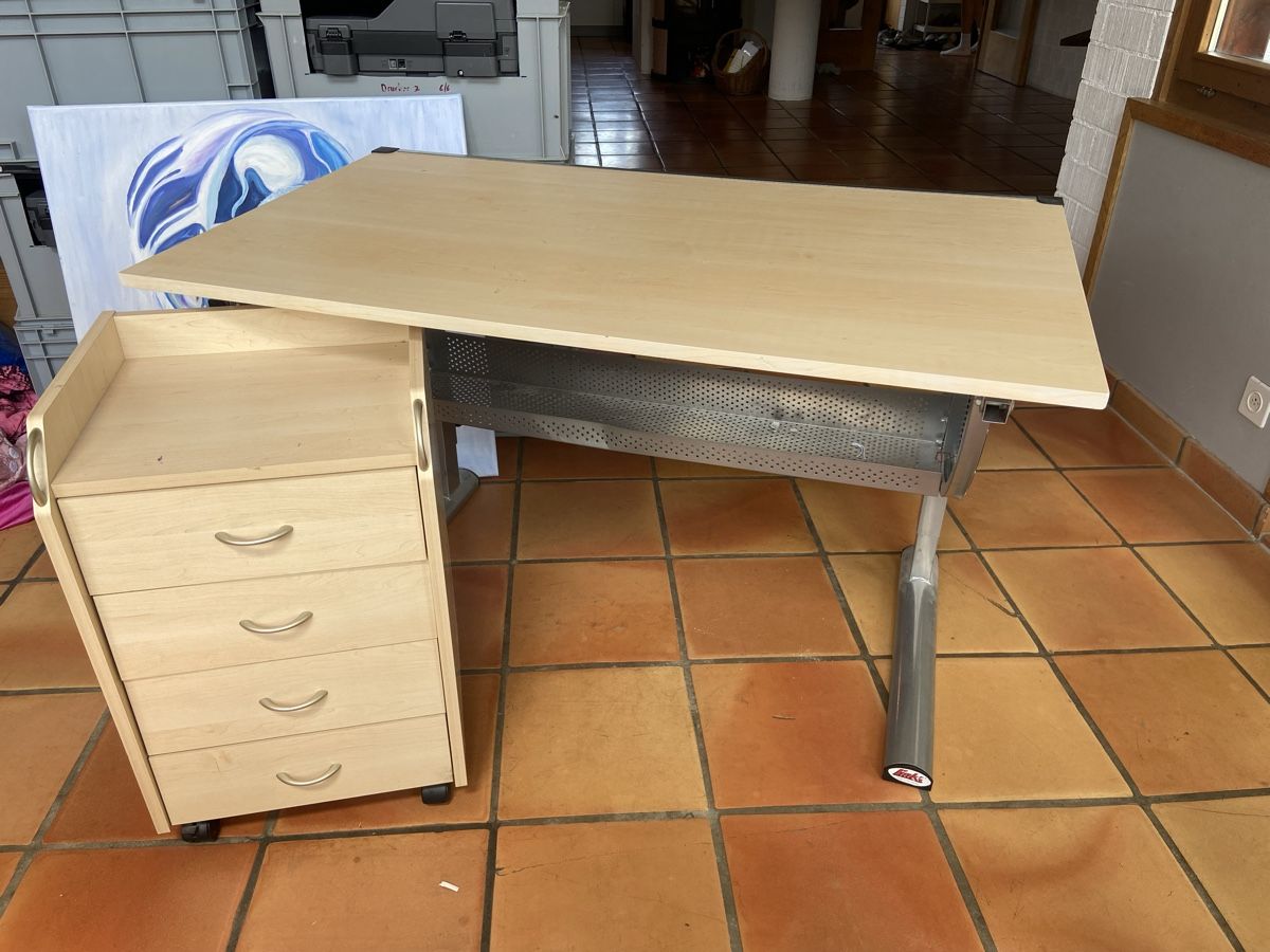 Bureaux: Schreibtisch mit Rollcontainer Buche Nachbildung. – D'occasion à Waltalingen par Rero