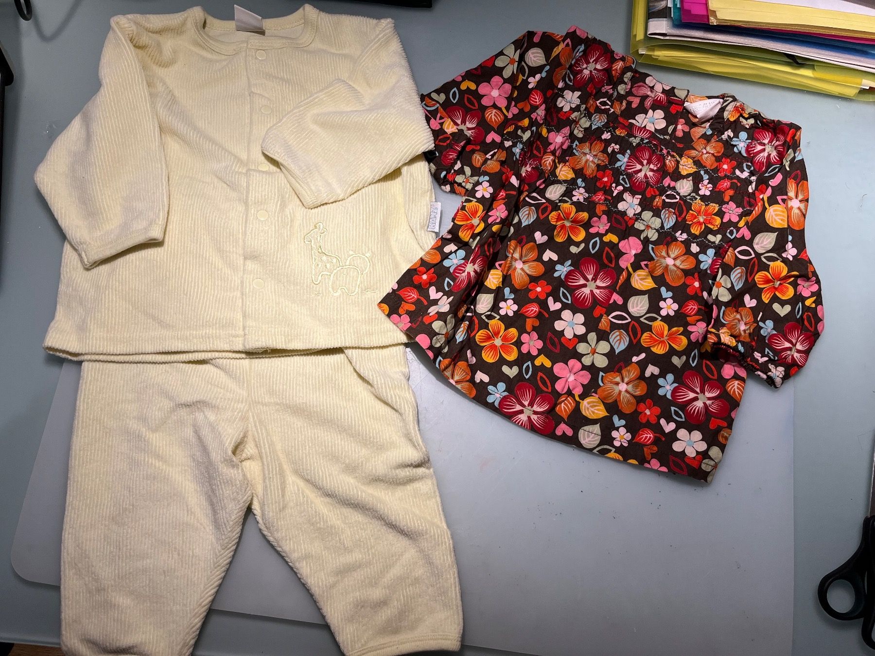 Lotti & Set di vestiti: Kleiderset Mädchen Grösse 68 – Usato da St.Pantaleon venduto da frodobi