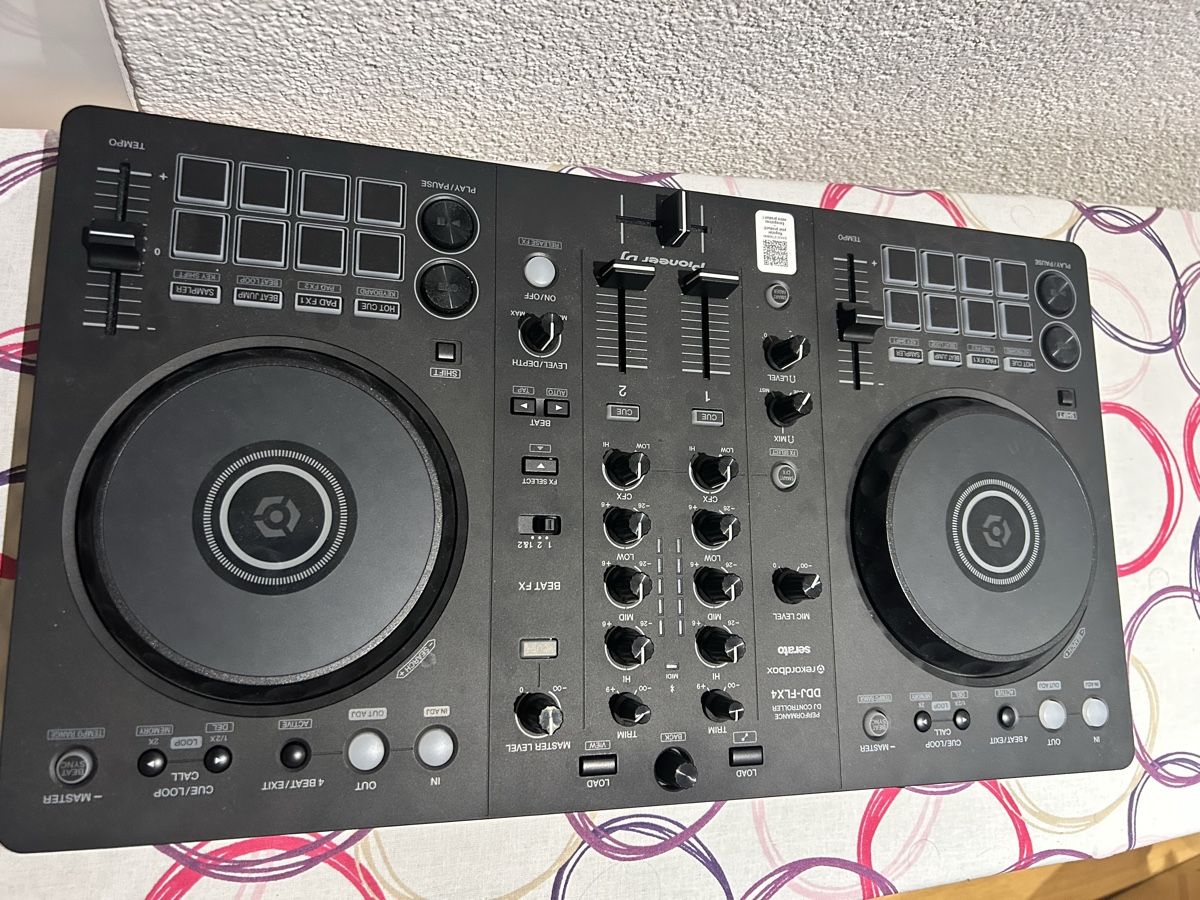 Pioneer Mischpulte: DDJ-FLX 4 + 2 free monitors  – Neu (gemäss Beschreibung) aus Basel von imadarchid