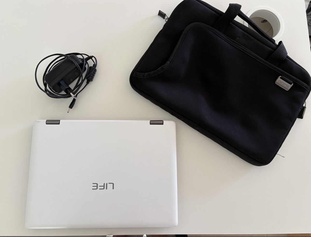 Notebook: LIFE E2215T Notebook mit Tasche und Netzteil – Usato da Nussbaumen AG venduto da aline.ha 3