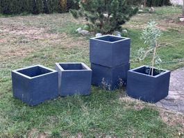 Fünf Pflanzkübel für Terrassen