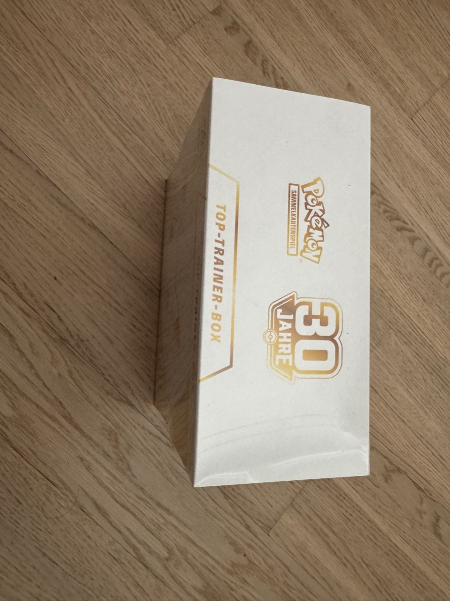 Pokémon Sammelbilder & Trading cards: Pokemon 30th ETB + 5 Tins DE – Neu und originalverpackt aus Dietikon von User08953 1