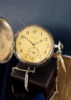 Longines Taschenuhr, Silber mit Niello-Verz – Kette aus Gold