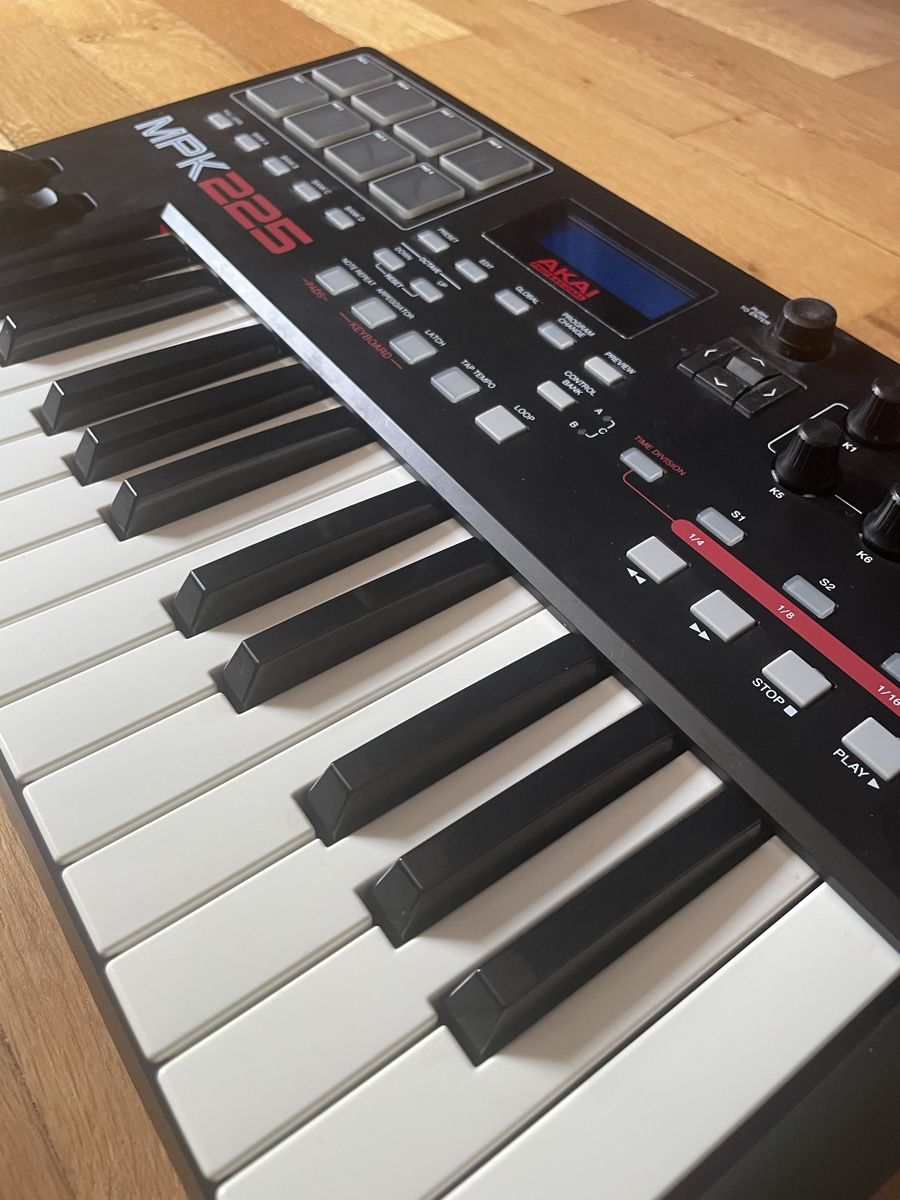 Akai Instruments de musique: AKAI MPK 225 MIDI Controller – D'occasion à Steinhausen par YANCHOVIE 2