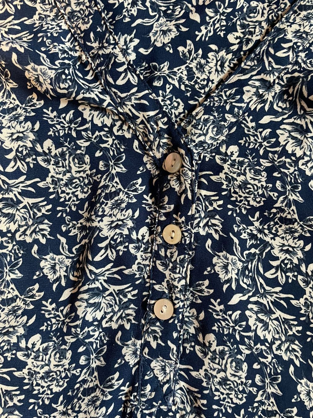 Camicette: Leichte Multiblu Damen Bluse, Grösse 38, Blau mit Blumen – Usato da Hubersdorf venduto da JanasHeartTreasures 2