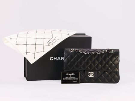 Schwarze Chanel Classic Double Flap Tasche (No.530)