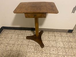 kleiner Tisch Beistelltisch Nussbaum antik klappbar Schubl.
