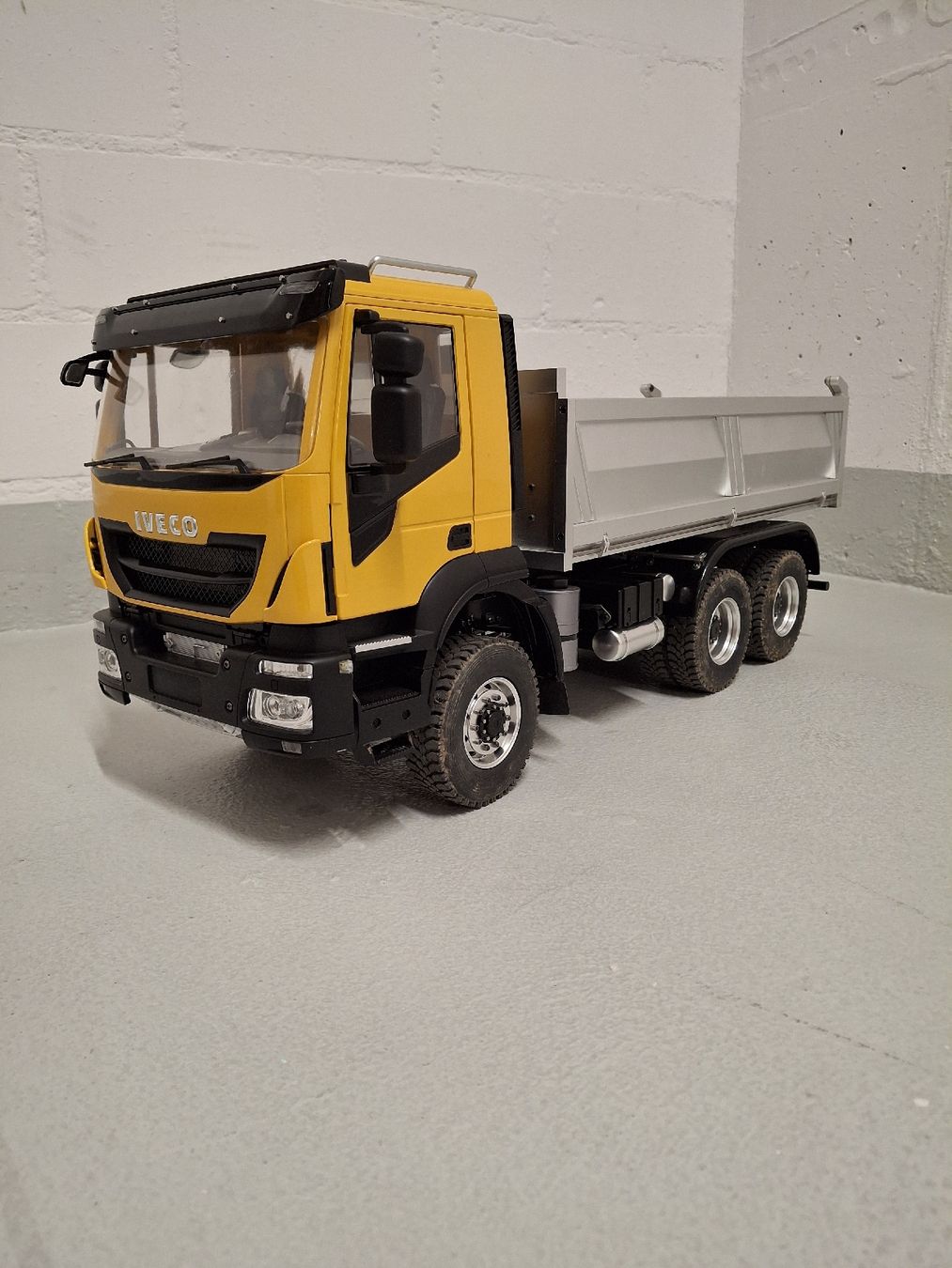 Iveco Modellini d'auto: Rc Lastwagen Iveco – Usato da Winterthur venduto da mue_wi
