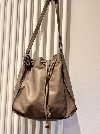 Beuteltasche Marc O'Polo Leder taupe mit Zusatzriemen