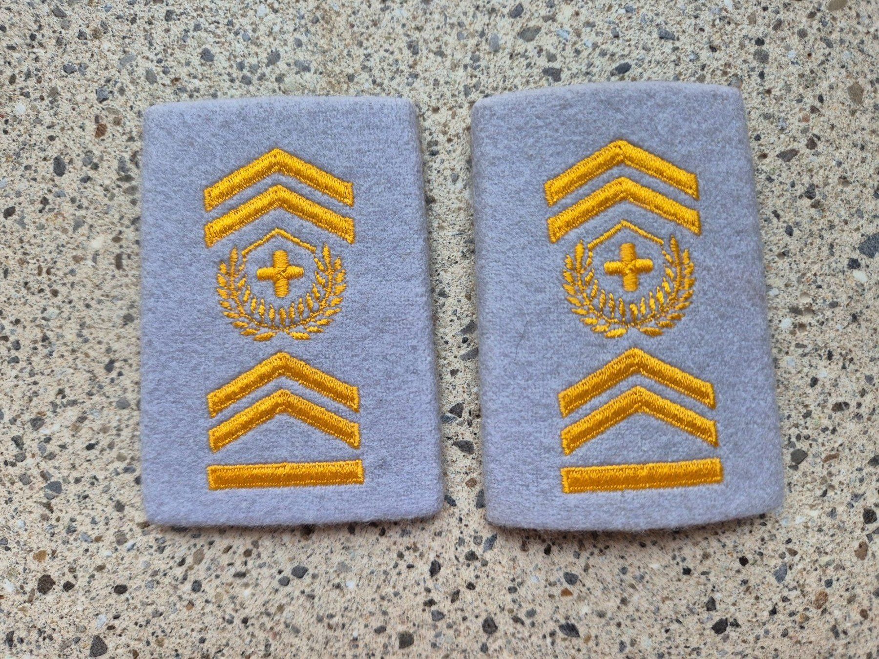 Schweizer Armee Placchette & Badge: Gradabzeichen Patten Set Hauptadjutant Übermittlungstruppen – Nuovo e nell'imballaggio originale da Riedholz venduto da fr_sIruP