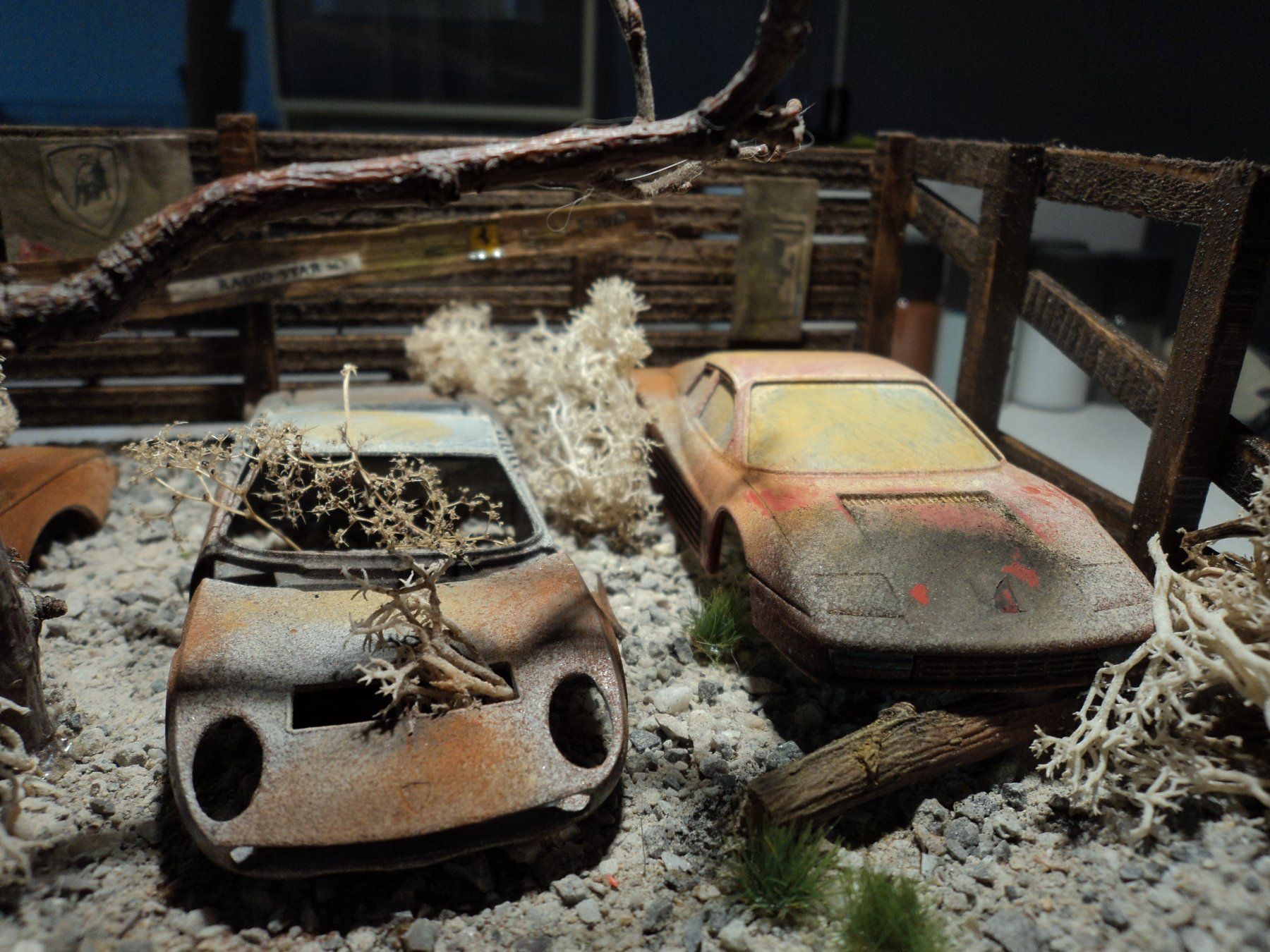Lamborghini Modellautos: Diorama Hinterhof 1/43 mit Lancia, Ferrari, Lamborghini – Gebraucht aus Schwarzenburg von modelCARama 1