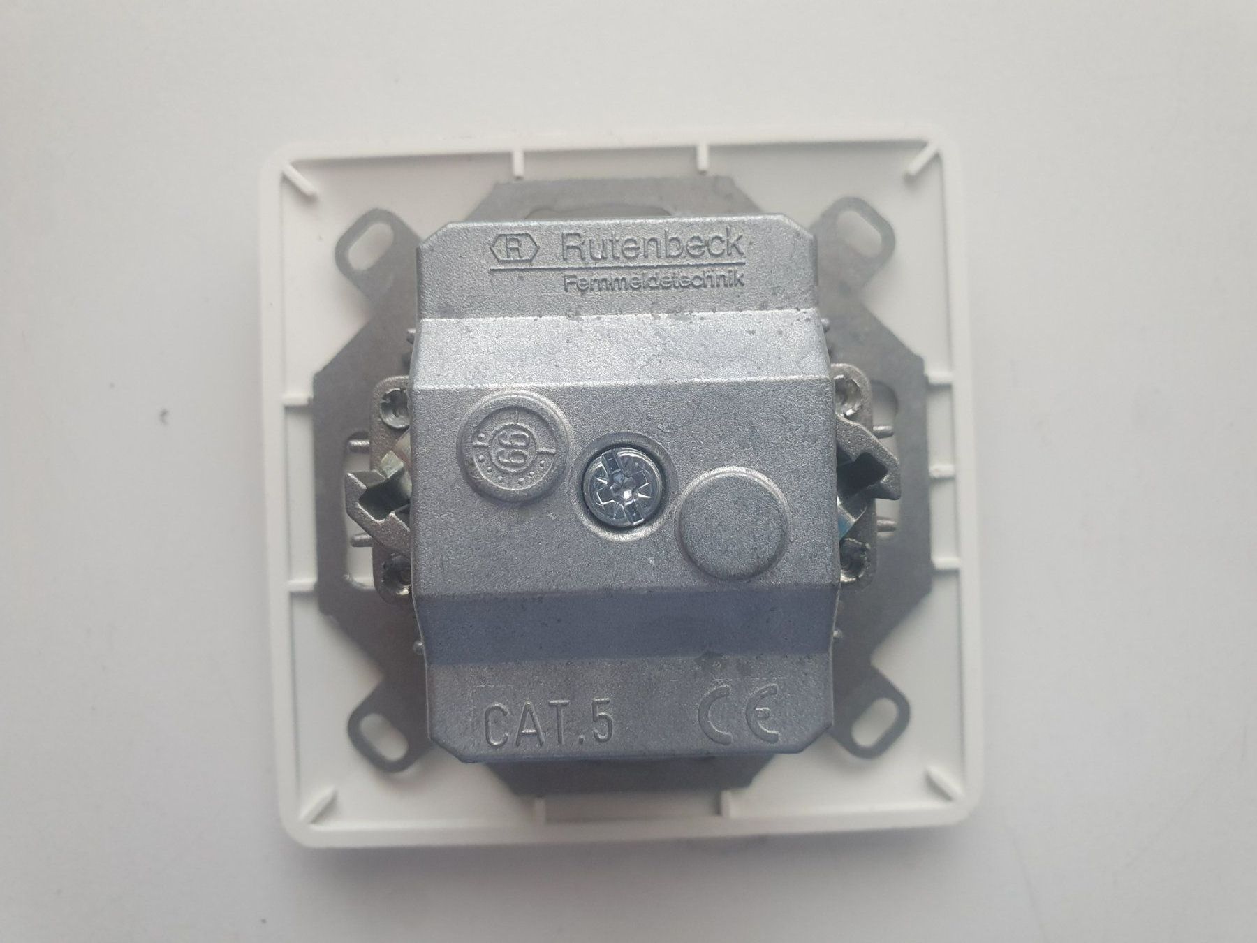Spine: UP Doppel Netzwerk Steckdose UKV 2xRJ45 – Nuovo (secondo la descrizione) da Zürich venduto da eymen20 1