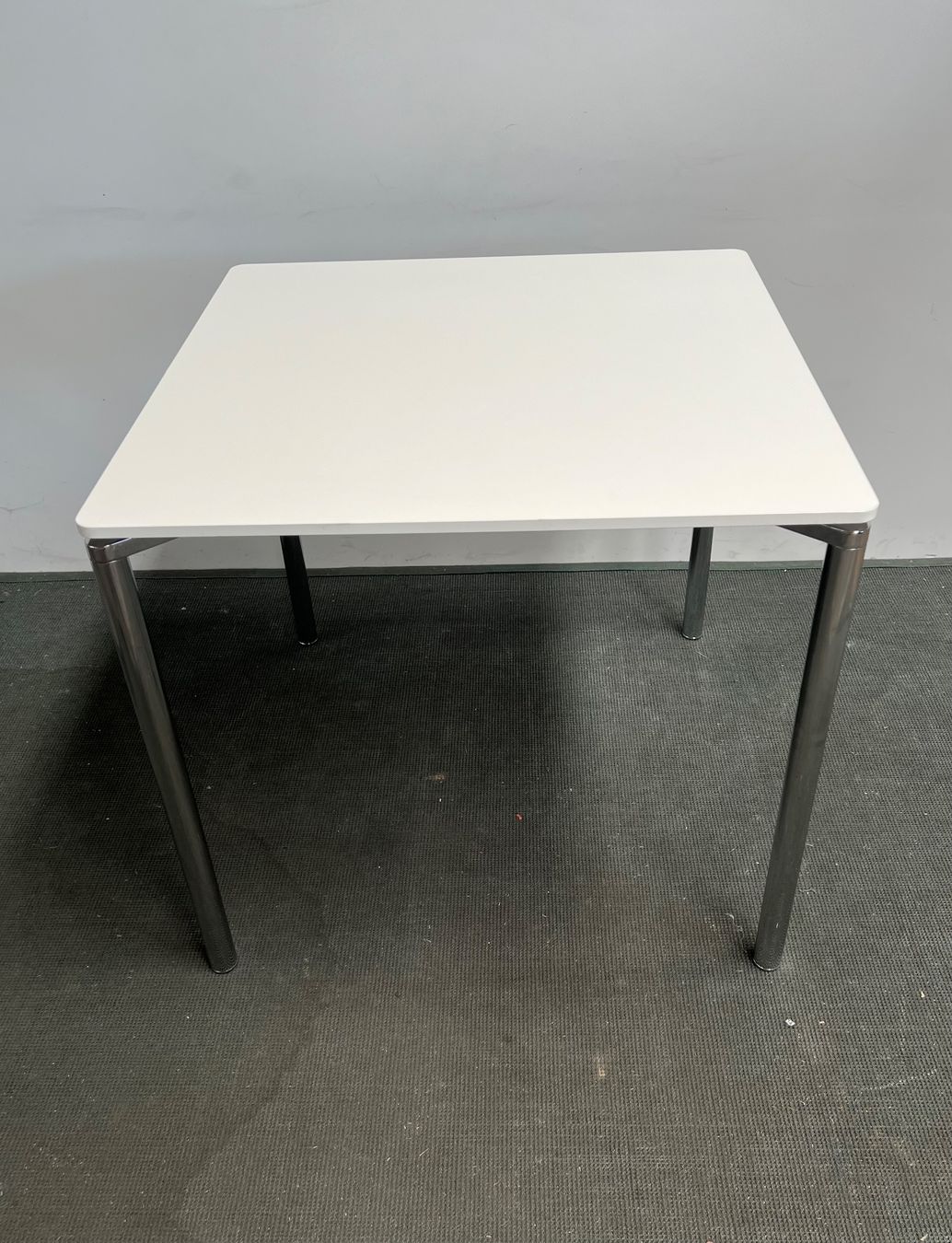 Fritz Hansen Tische: FRITZ HANSEN Plano Bistrotisch quadratisch – Gebraucht aus Wangen an der Aare von TBYN 2