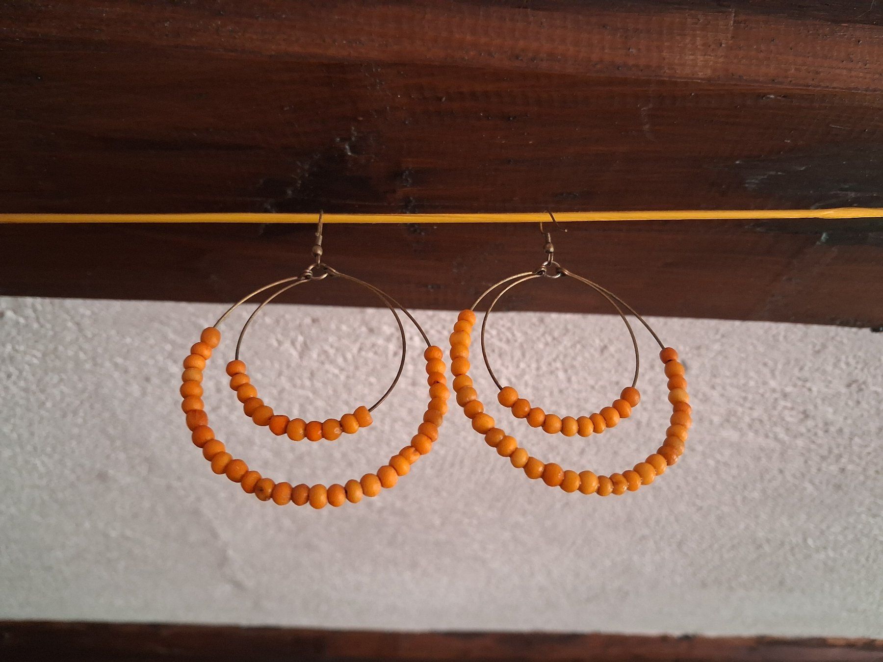 Orecchini pendenti & Orecchini a lobo: Modische Ohrringe mit orangen Holzperlen – Usato da Wald ZH venduto da e8e 6