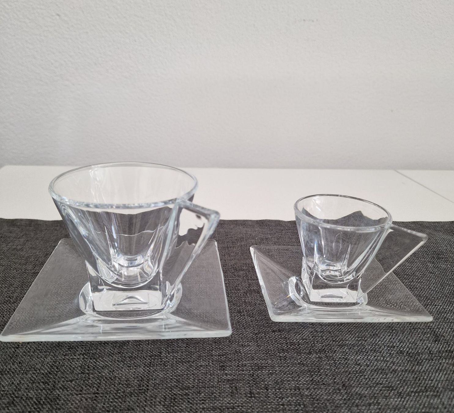 Set di piatti: Kaffeetassen aus Glas mit Untertassen – Nuovo (secondo la descrizione) da Obergösgen venduto da Neluandi