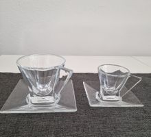 Kaffeetassen aus Glas mit Untertassen