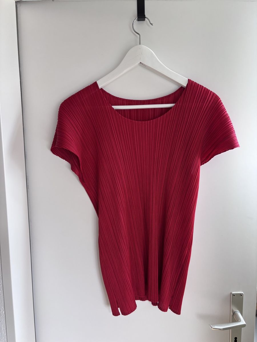 Issey Miyake Top: Haut a courte manche Issey Miyake  – Nuovo (secondo la descrizione) da Zürich venduto da Hanna-Hadorn