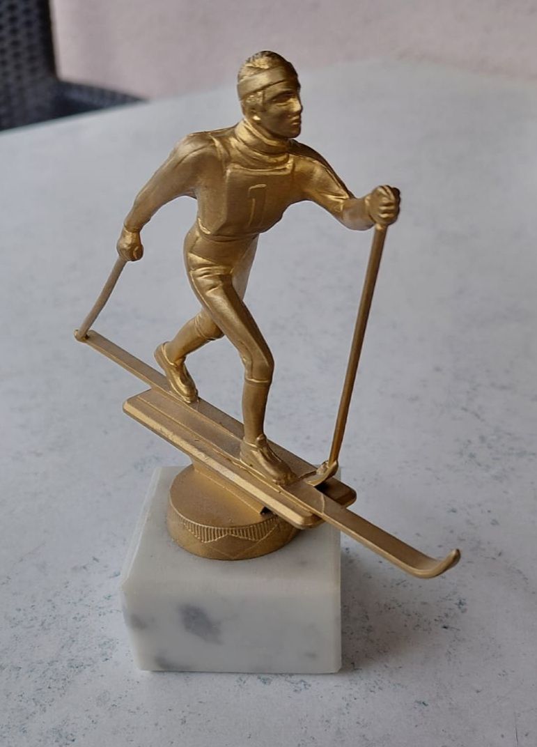 Statuette: Langläufer auf Granitsockel gold – Nuovo (secondo la descrizione) da Derendingen venduto da Auranti
