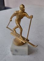 Langläufer auf Granitsockel gold