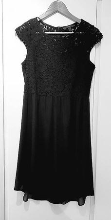 Elegantes schwarzes Kleid mit Spitzen