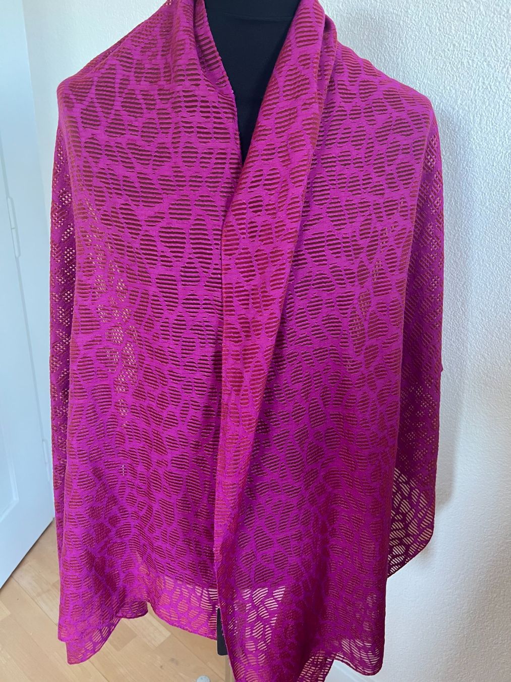 Colora Foulard & Sciarpe: Colora Schal, Dunkelpink, NEU – Nuovo e nell'imballaggio originale da Worb venduto da farben20zauber 3