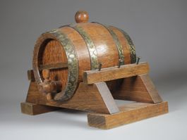 Kleines Schnapsfass aus Holz mit Zapfhahn
