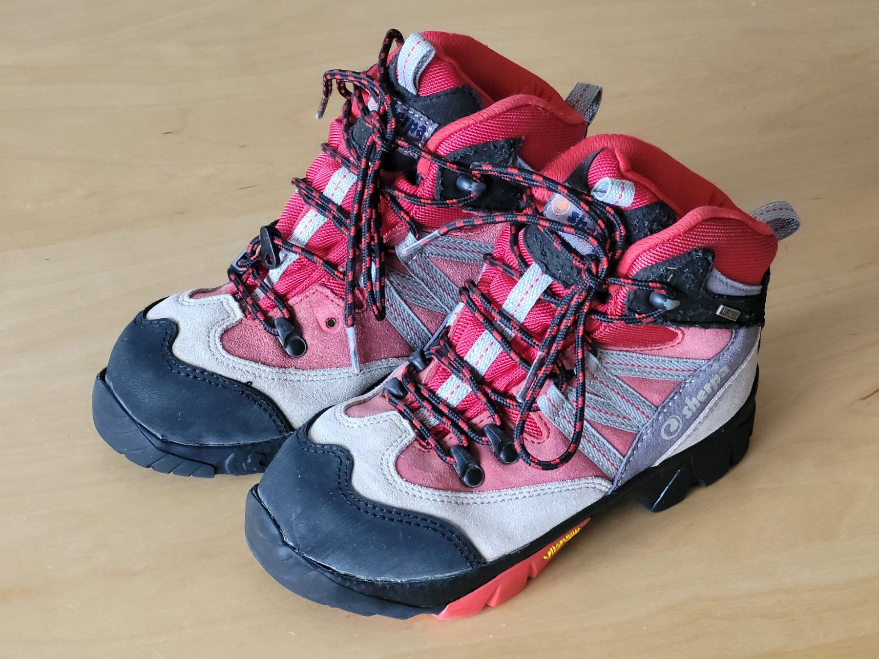 Sherpa Schuhe für Jungen: Sherpa Wanderschuhe grau-rot Grösse 33 mit Vibram-Sohle – Gebraucht aus Wiesendangen von samoalk 1