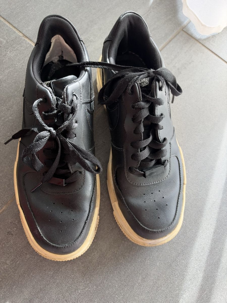 Nike Damenschuhe: Nike Air Force 1 Pixel schwarz gebrauchter Zustand – Gebraucht aus Möhlin von eny_lsk7