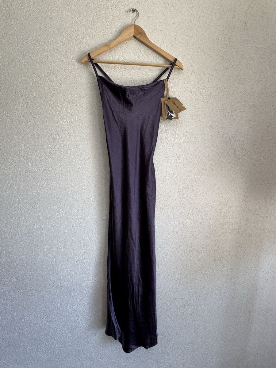 Vestiti: Langes, violettes Kleid, 100 % Acetat, Größe S/M – Nuovo e nell'imballaggio originale da Veyras venduto da ValClasse 4
