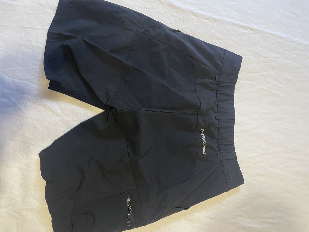 Peak Performance Pantalons: Peak Performance Shorts schwarz  – D'occasion à Oberkirch LU par lea_skv5 1